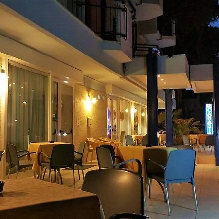 Hotel Canasta Riccione Kültér fotó