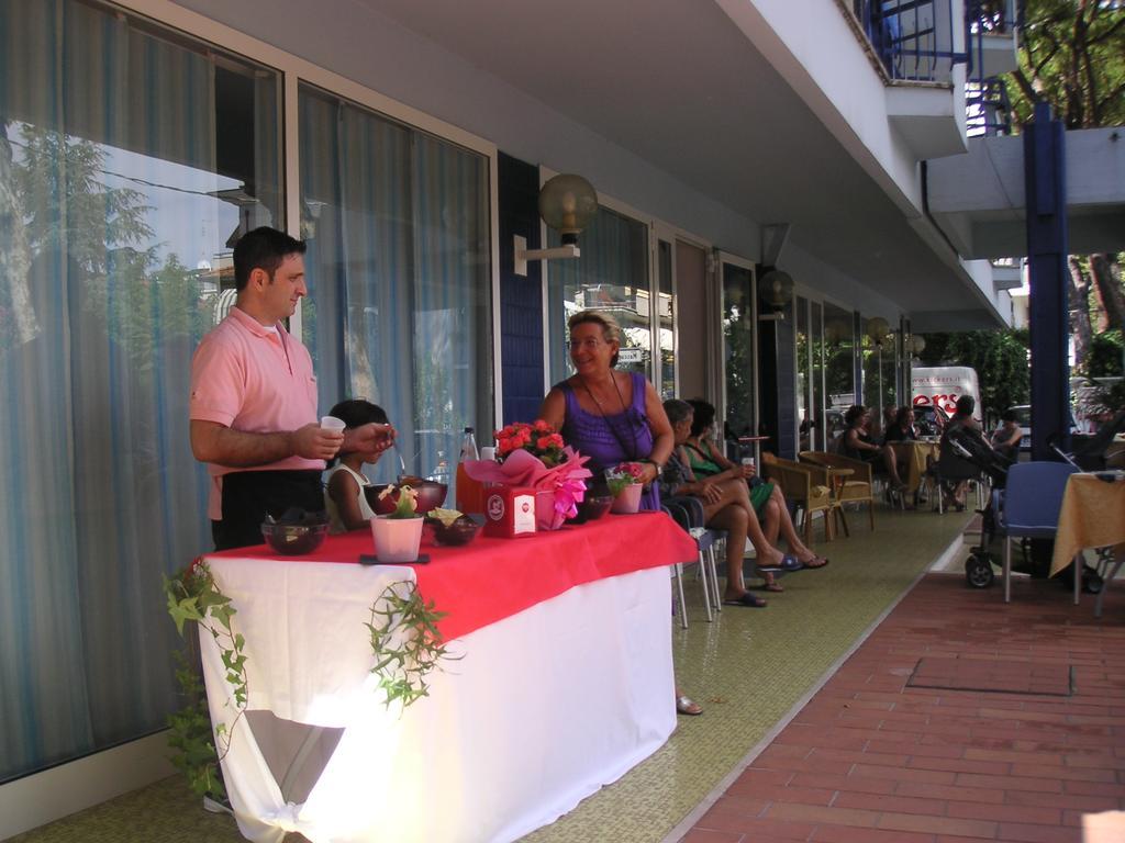 Hotel Canasta Riccione Kültér fotó