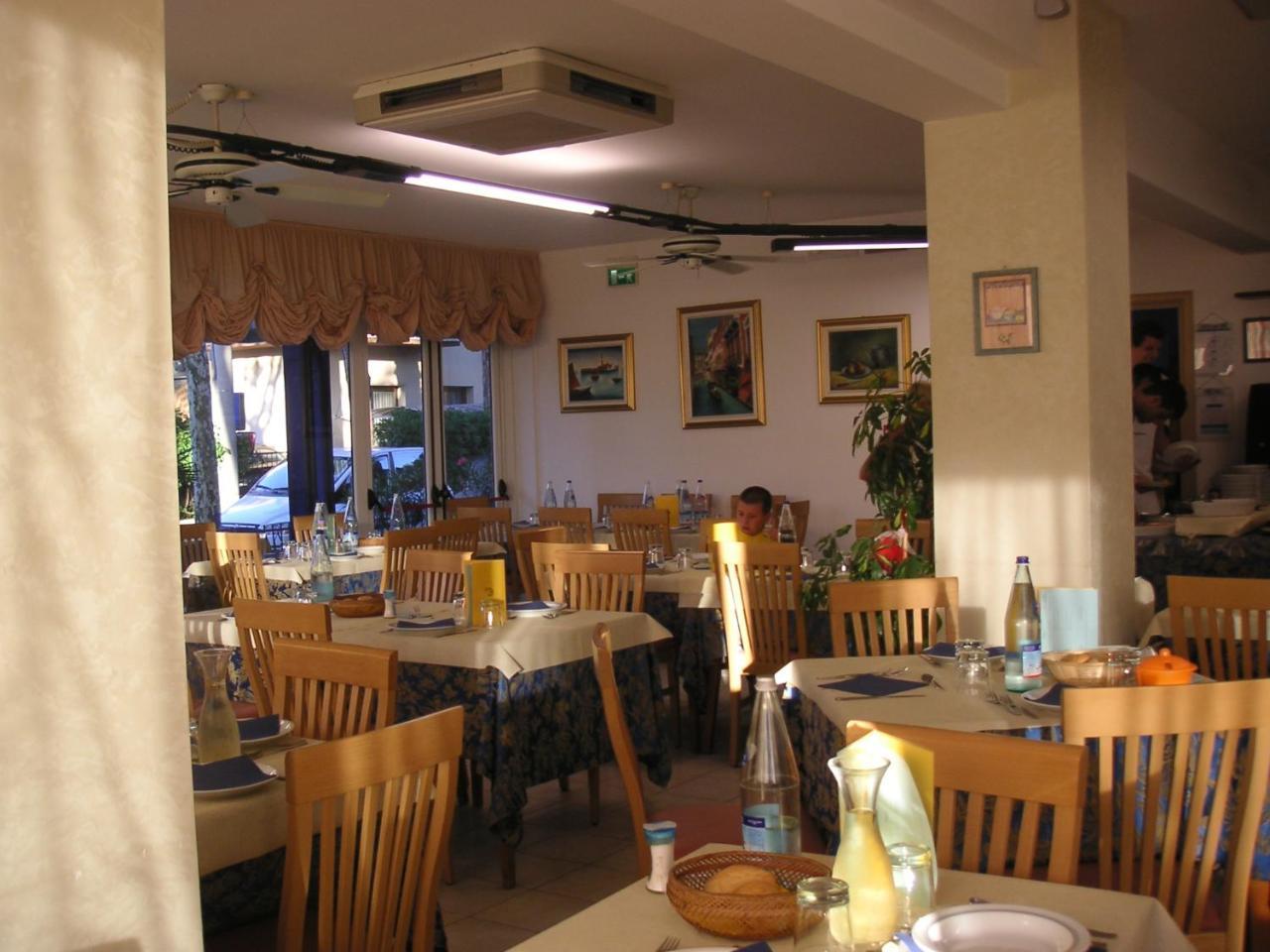 Hotel Canasta Riccione Kültér fotó